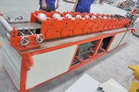 Cold roll forming machine